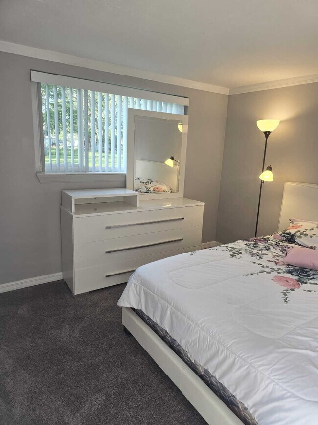 Building Photo - Beautiful remodeled Studio/efficiency in H...