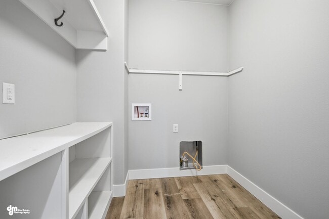 Building Photo - 4 Bedroom | 2.5 Bathroom | 2 Car Garage - Convenient Location!