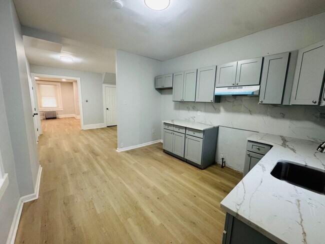 Building Photo - Remodeled Large 3bd/1.5 House with Rear ya...