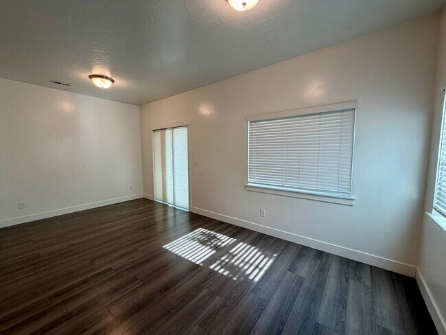 Building Photo - Wow! No Rent Until September! Updated 3 Bed 2.5 Bath Townhome for Rent in North Ogden!