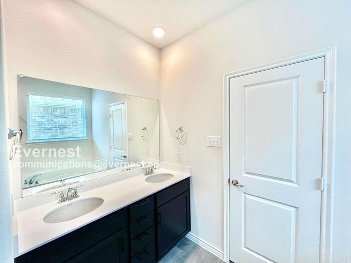 Building Photo - 2462 San Marcos Dr