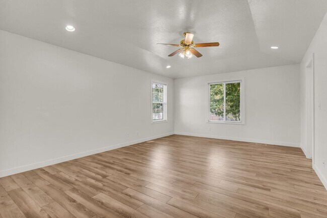 Building Photo - Spacious 5 Bed Kaysville Home with 3-Car Garage