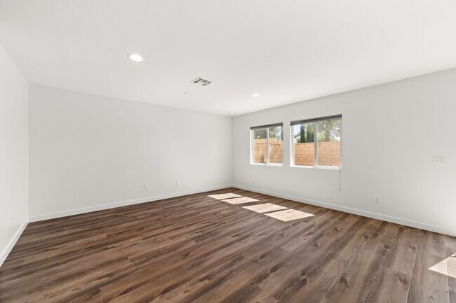 Building Photo - Beautiful Two-Story Home with Spacious Open Floor Plan!