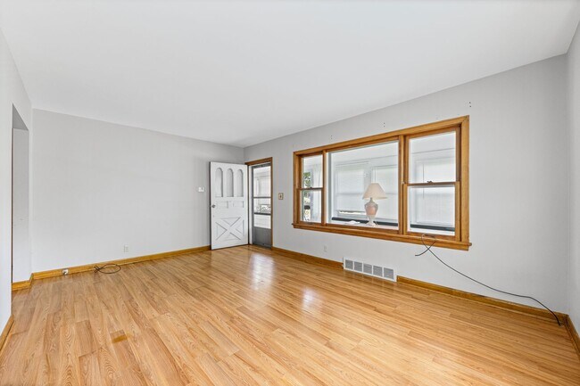 Building Photo - 3-Bedroom Cape Near Summit Lake ~ Oversize...