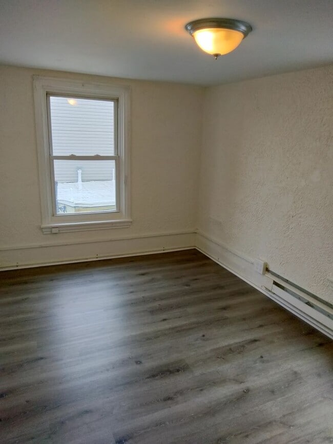 Building Photo - 3 Bedroom/1.5 Bathroom House in Allentown!