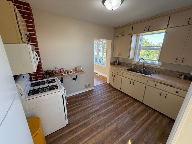 Building Photo - Duluth MN 3-Bedroom - 3-Bath Single Family Home with Garage