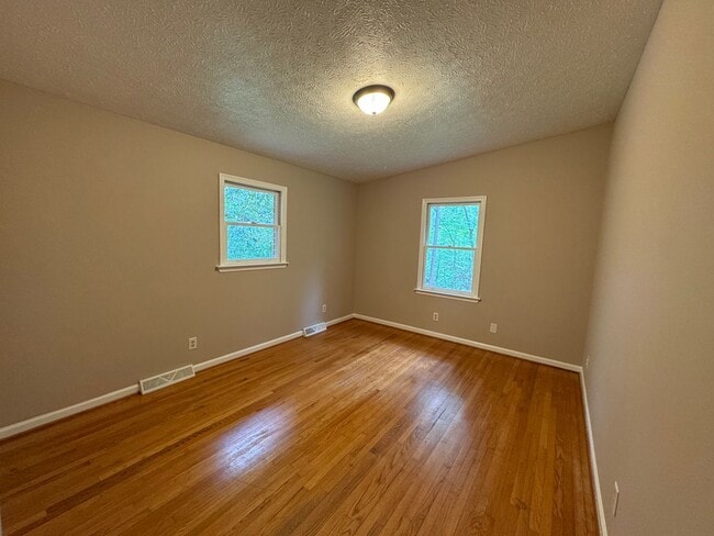 Building Photo - Private and Lovely 3 Bedroom Home