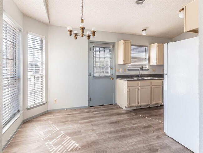 Building Photo - 9624 Sugar Hill Dr