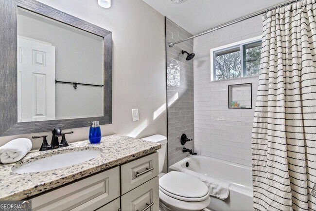 Building Photo - 2480 Powers Ferry Dr SE