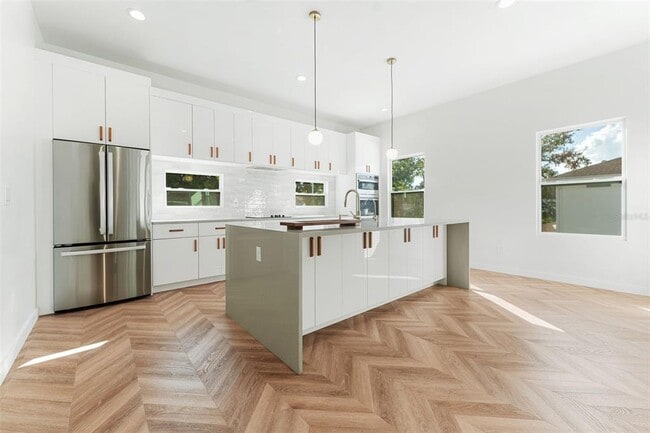 Building Photo - 102 W Adalee St