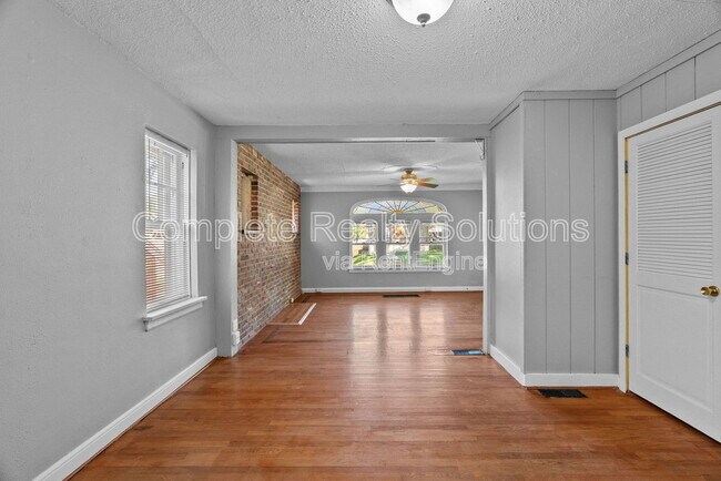 Building Photo - 8028 Wynwood Dr