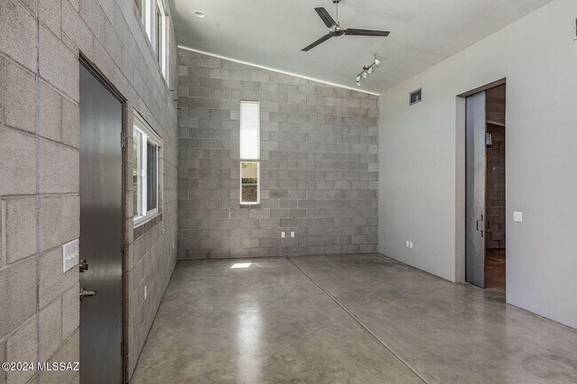 Building Photo - 3429 E Presidio Rd