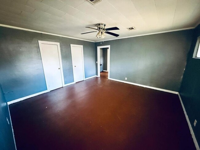 Building Photo - 102 Pecan Ln