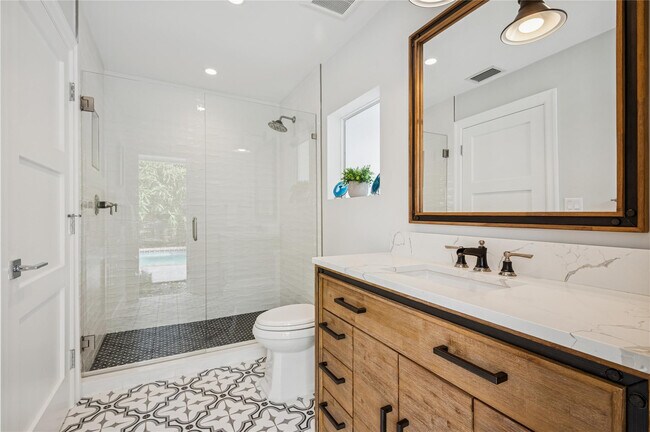 Building Photo - 2657 NE 26th St