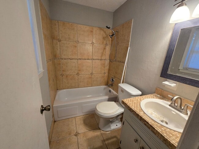 Building Photo - Living Room & Den in Dalraida