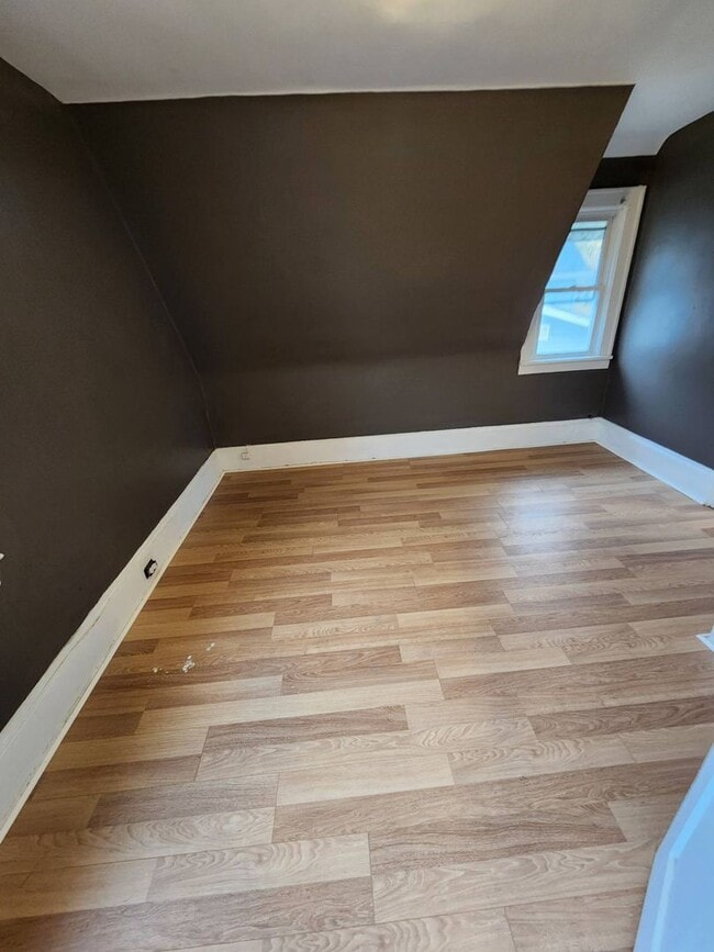 Building Photo - Charming 2-Bedroom Property in Prime Location