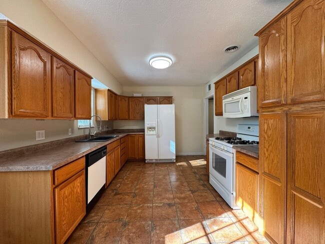 Building Photo - Spacious and Affordable Needles Ca home