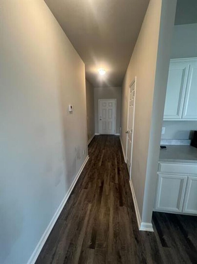 Building Photo - Modern 3-Bedroom Home with Spacious Backya...