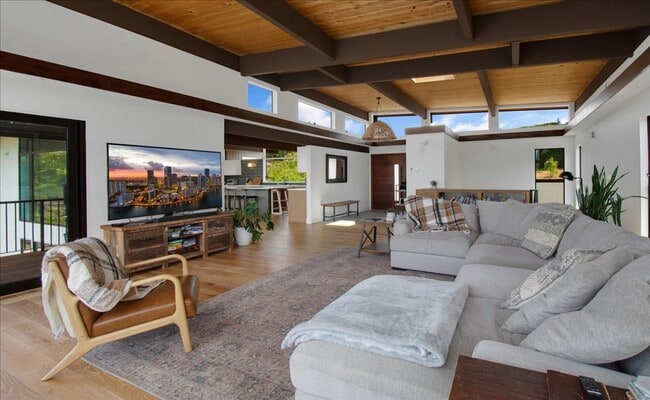 Building Photo - 4Bd/3.25Ba Shoreline House