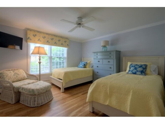 Second bedroom with comfortable chaise lounge chair and flat screen TV - 8 Myrica Ave