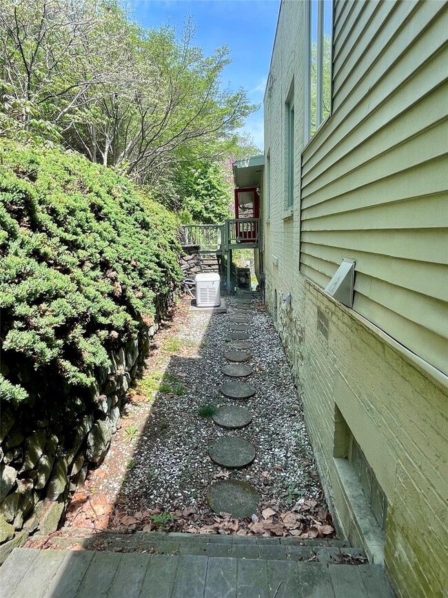 Building Photo - 306 Piermont Ave