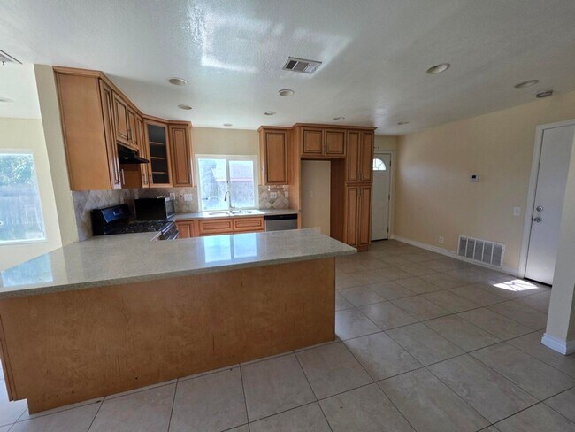 Building Photo - Close to Cal State