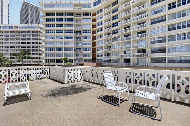 Building Photo - 1817 S Ocean Dr