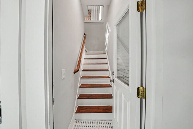 Building Photo - 311 W 39th St
