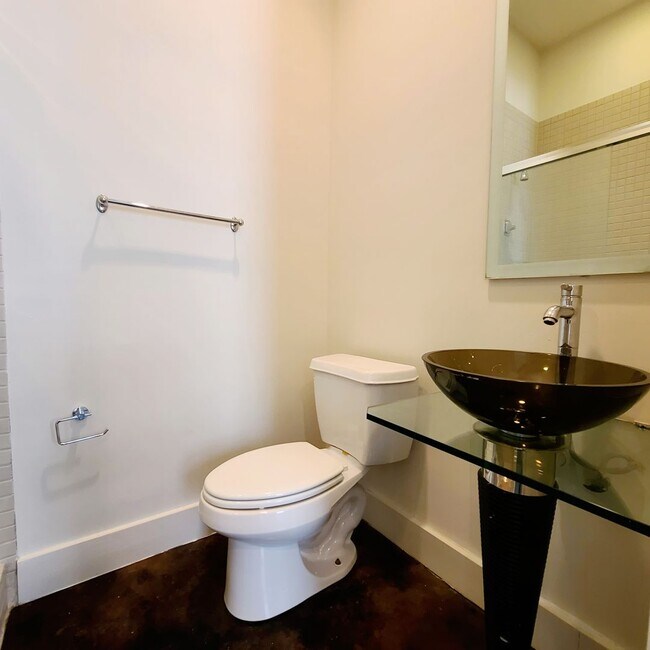 Building Photo - Spacious 3-Story Townhouse With Rooftop De...