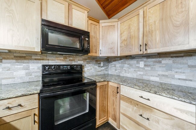 Building Photo - 3 Bedroom Townhouse in Broussard