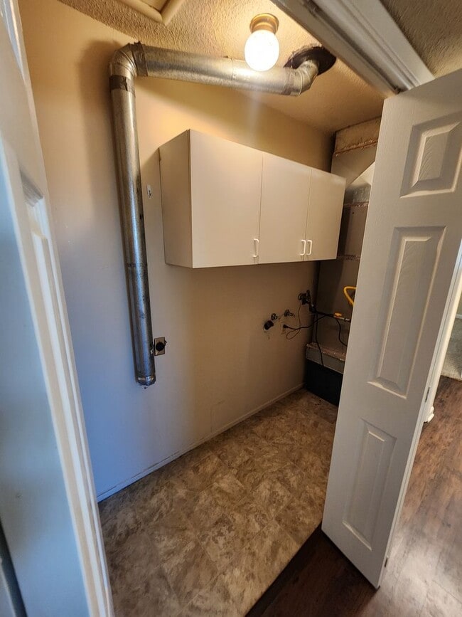 Building Photo - Action Properties R.E.S.- Central Roseville, R.V. Access, 3 Bedroom, Large Patio & Rear Yard, Nea...
