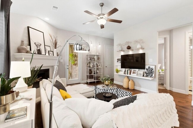 Building Photo - 4520 Del Rey Ave