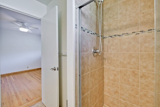 Building Photo - Hardwood Floors- Top Moreland SCH- SM Dogs Welcome- Close to Apple