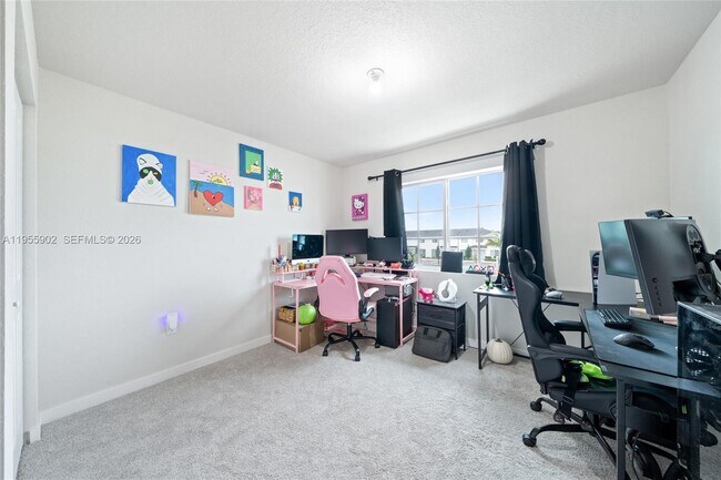 Building Photo - 1050 W Davis Pkwy