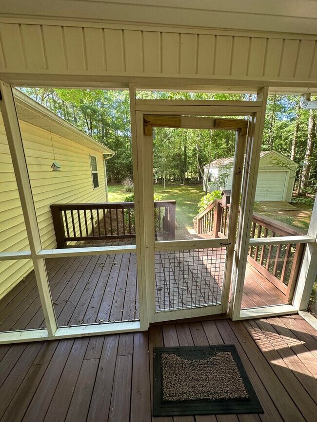 Building Photo - Get your lake therapy on, with this 3br 1ba close to the lake!