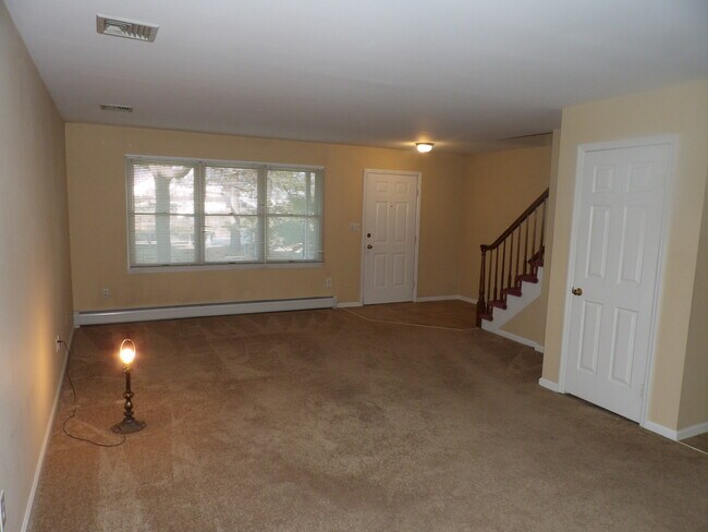 Large Living Room - 98 Lincoln Park Rd