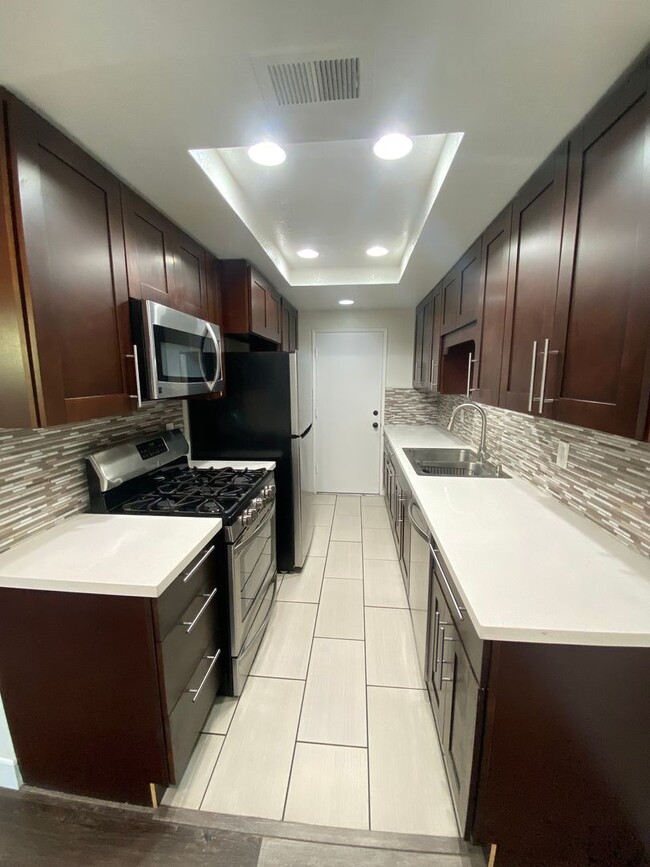 Building Photo - Two Bedroom Luxury Lakewood Condo For Rent!