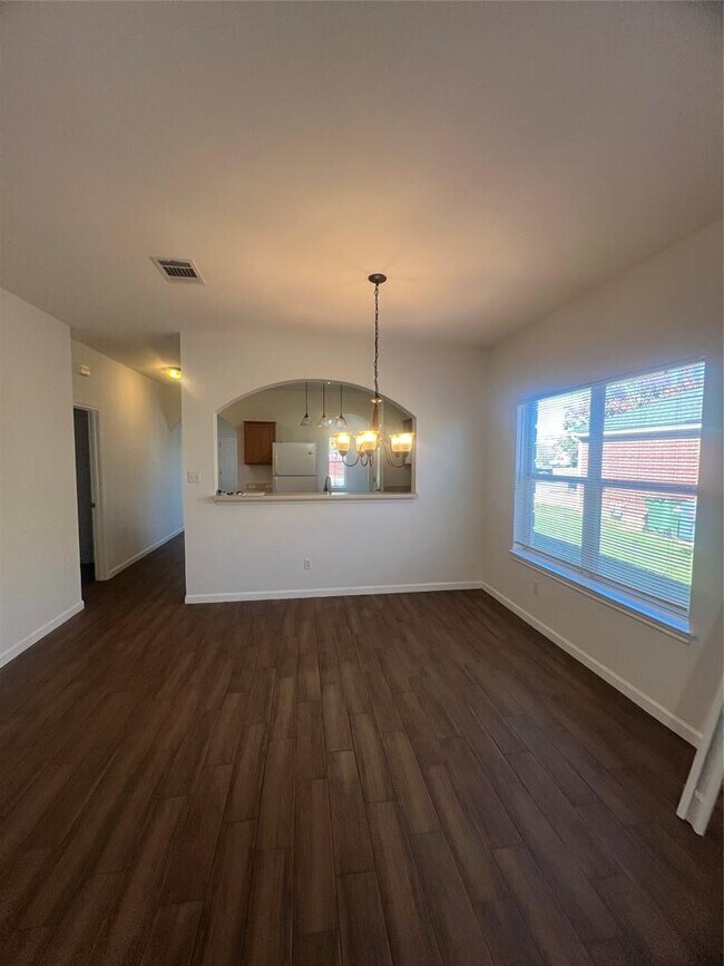 Building Photo - 804 N Creek Blvd