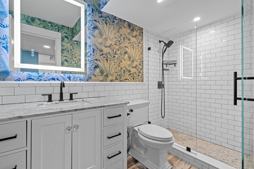 Upgraded custom bath - 1401 N Riverside Dr