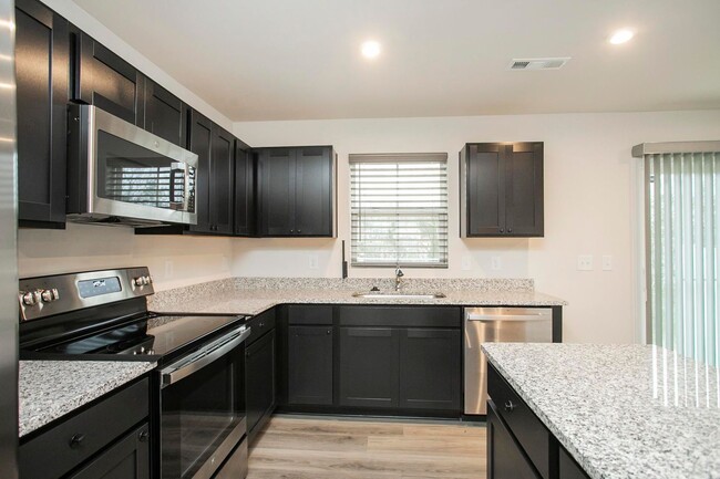 Building Photo - Beautiful Townhome in Antioch!