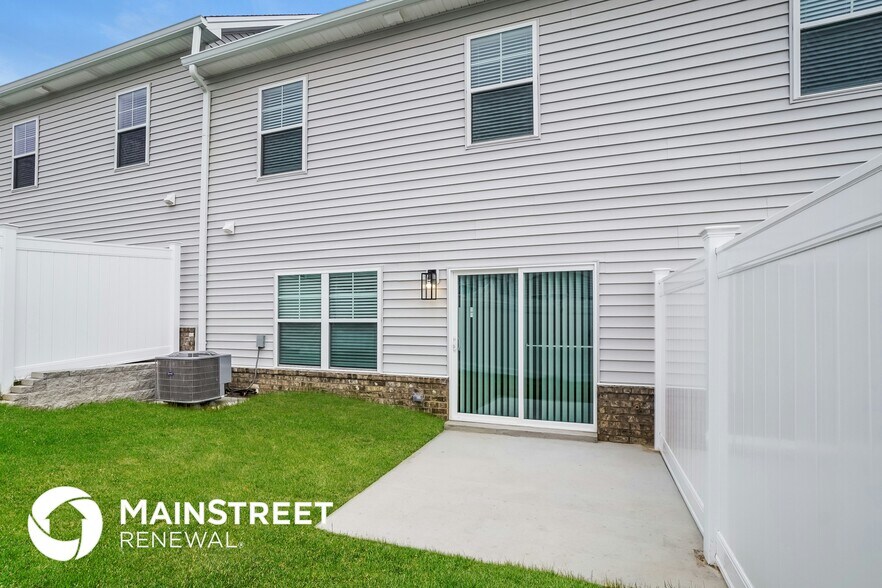 Building Photo - 2068 N Sarah Dr