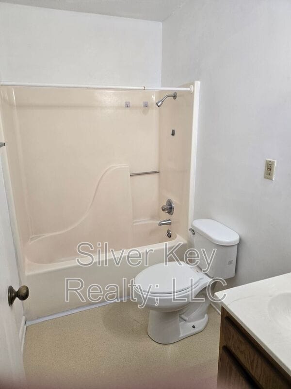 Building Photo - 823 Englewood Rd