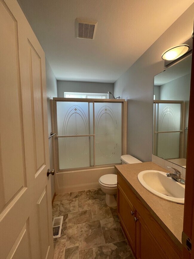 Building Photo - Spacious 5BR / 3BA Beacon Hill Home – 2,210 SF – $3900 – Pets OK