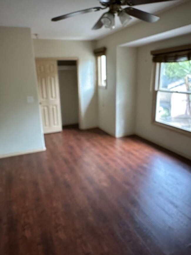 Building Photo - Spacious 3 Bedroom Home