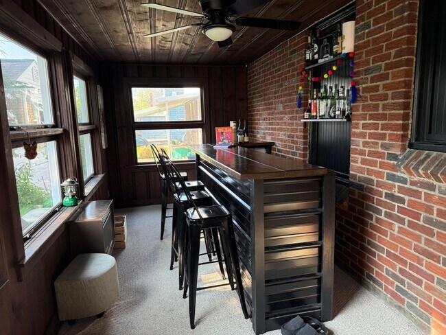 Building Photo - Charming 3 bedroom 1.5 bath in Amherst :