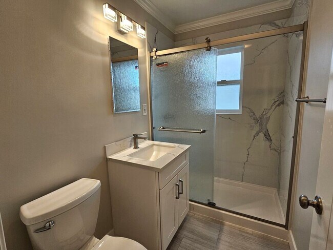Building Photo - Updated Top Floor 2 Bedroom/1 Bathroom Apa...