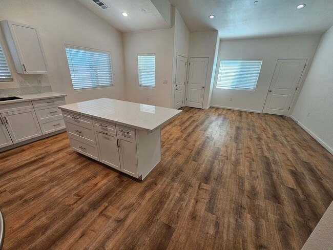 Building Photo - 3 Bedroom 2 Bathroom Duplex for Rent in Corning!