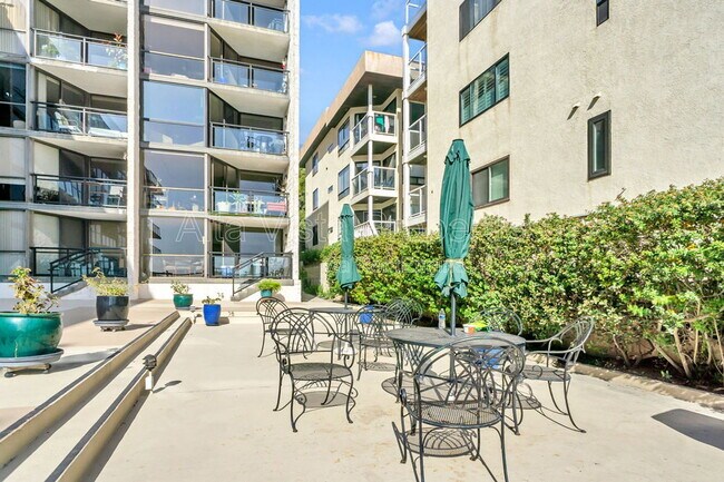 Building Photo - 3916 Riviera Dr