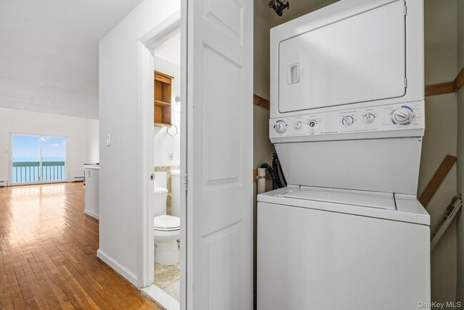 Building Photo - 1466 Shore Dr