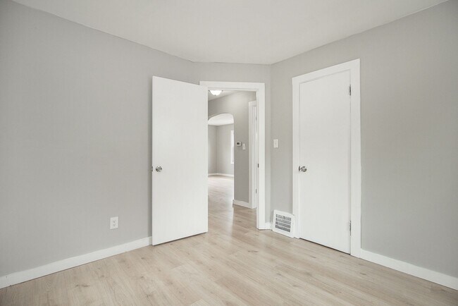 Building Photo - 3 Bedroom/1 Bath Single House Euclid!